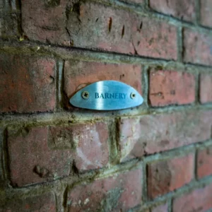 Edelstahlplakette von Barnery für magnetische Trensenhalter befestigt an Steinwand