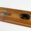 Edelstahlplakette von Barnery für magnetische Trensenhalter befestigt an Holzbrett und daneben ein magnetischer Trensenhalter angeheftet an die hübsche ovale Plakette